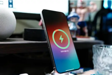 绍兴苹果15换屏服务分享用什么充电器给iPhone15充电更好 